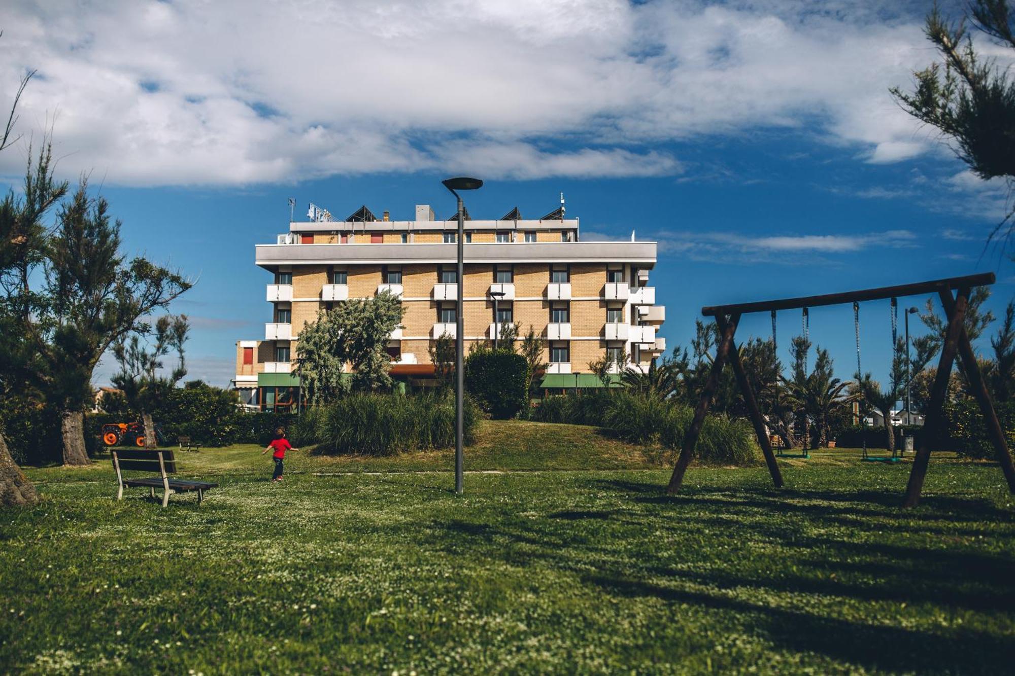 Una Hotels Imperial Beach Hotel Маротта Экстерьер фото