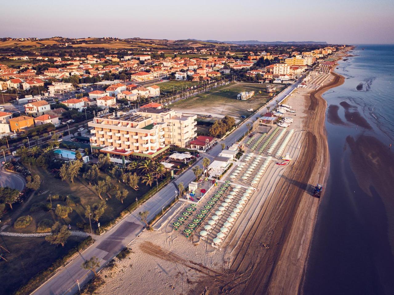 Una Hotels Imperial Beach Hotel Маротта Экстерьер фото