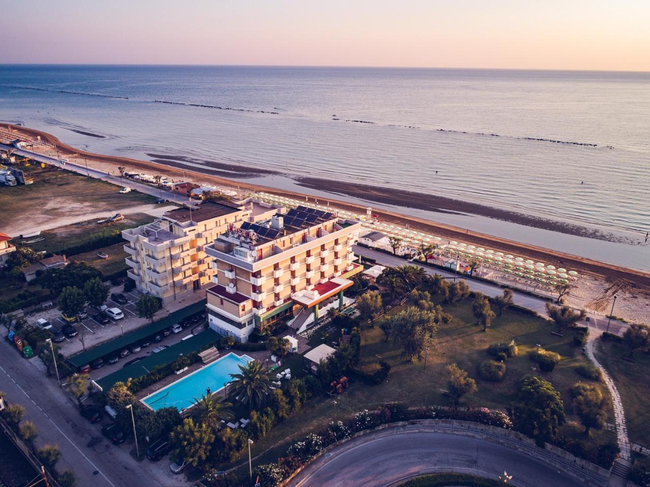 Una Hotels Imperial Beach Hotel Маротта Экстерьер фото